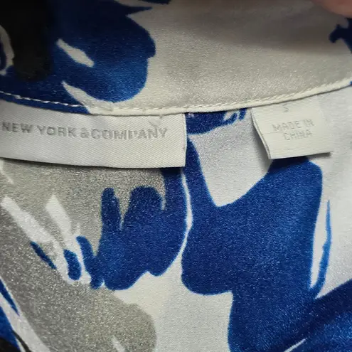 New York & Company Floral Blouse Short Sleeve Button Down Small White Blue