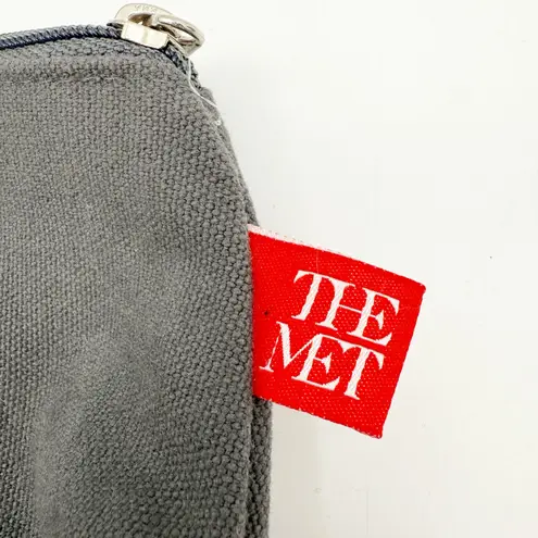 THE MET The Metropolitan Museum of Art ‘Yield to the Art’ Canvas Zipper Pouch Gray