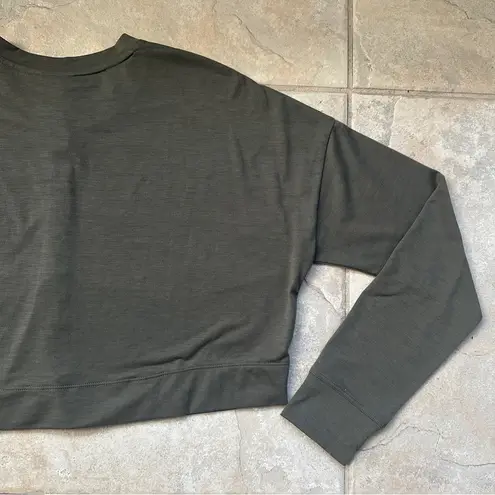 Vuori Avalon Henley in Oregano Green Size X-Small XS Boxy Cropped Long Sleeve