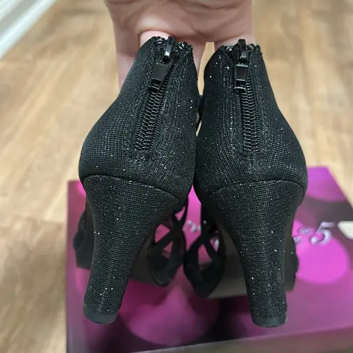 Easy Street | Women's Bee Zip Platform Sandals