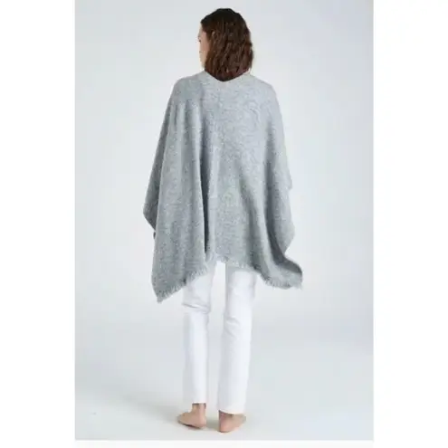 Beryll Cashmere Serape | Light Gray Oversized Blanket Scarf With Stretch Size undefined