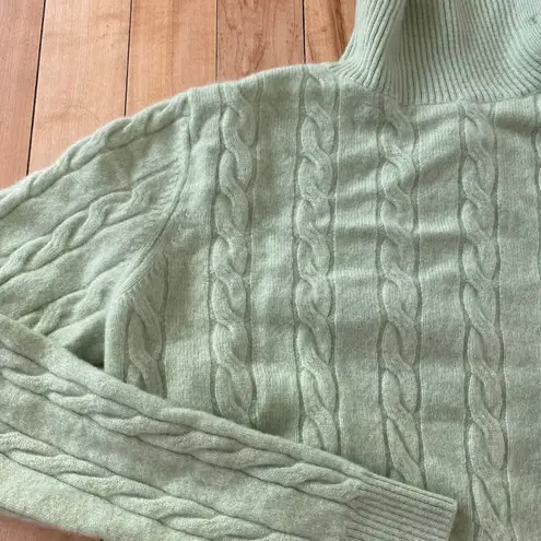 Neiman Marcus Light Green Cashmere Sweater