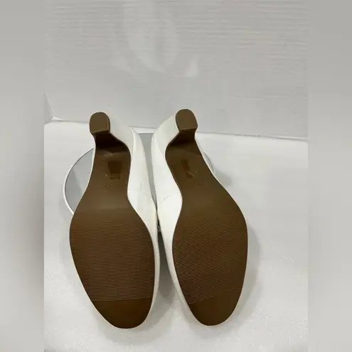 Journee Collection Journee Collection Luu Womens Round Closed Toe Block Heel Pumps. Size: 6M White