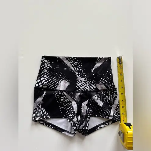 Lululemon  athletica Boogie Short -Static Mist White Black -Size 4 - Image 5