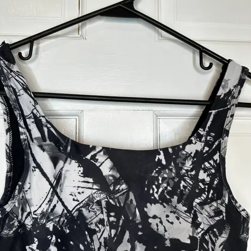 Mondetta Abstract Criss Cross Back Sports Bra in Black/Gray/White - XS/SMALL