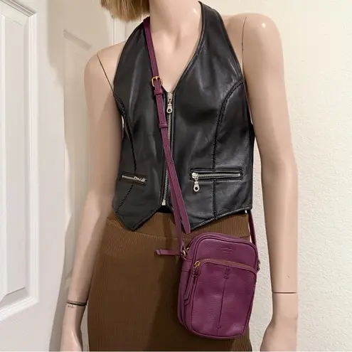 AMERICAN LEATHER Co. Burgundy Pebbled Leather Cleveland Crossbody Bag in Grape Purple
