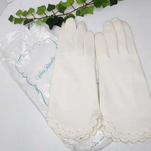 Vintage Van Raalte Classic Scalloped Hem Gloves