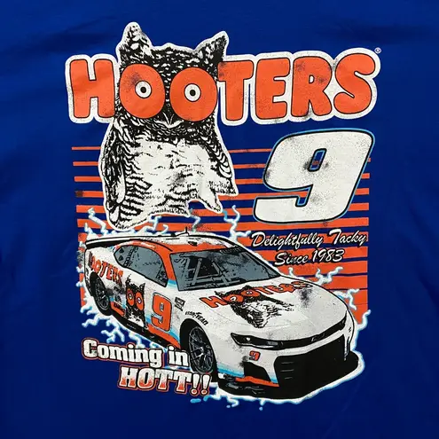 Hooters Delightfully Tacky Since 1983 Coming in Hot Tee XL