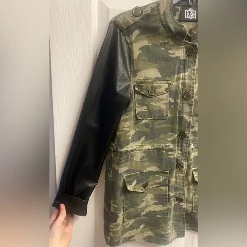 Luxe Boutique Slightly Distressed Camo & Faux Leather Jacket Size Small