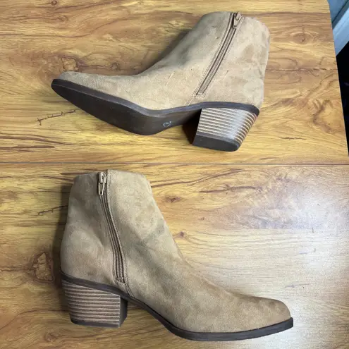 BP Wallis Ankle Boot Size 9.5 Faux Suede Beige Tan Block Heel