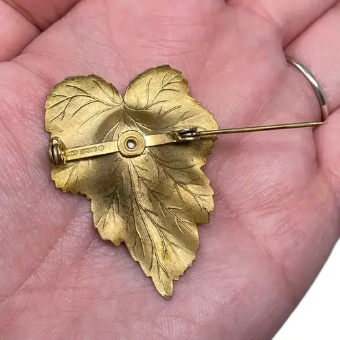 Sarah Coventry Vintage Gold Tone Leaf Faux Pearl Brooch Pin Classy Designer Fall