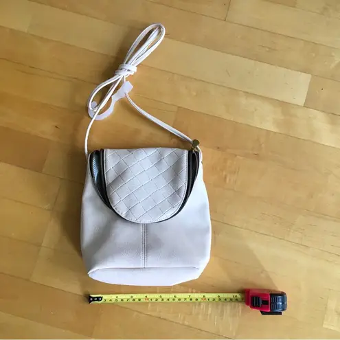 NWOT Quilt Design Crossbody Bag, Cream with Black, White Abstract Print Interior