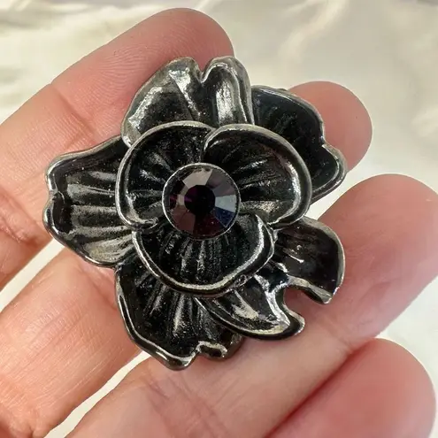 Grey flower ring with red rhinestone center Gray