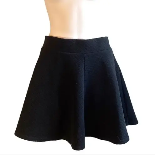 Divided  Quilted Non Puff Pleated Black Skater Circle Skirt Low Waisted Size S