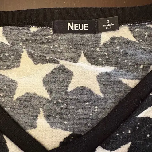 NEUE Women's Black & White Star Print V