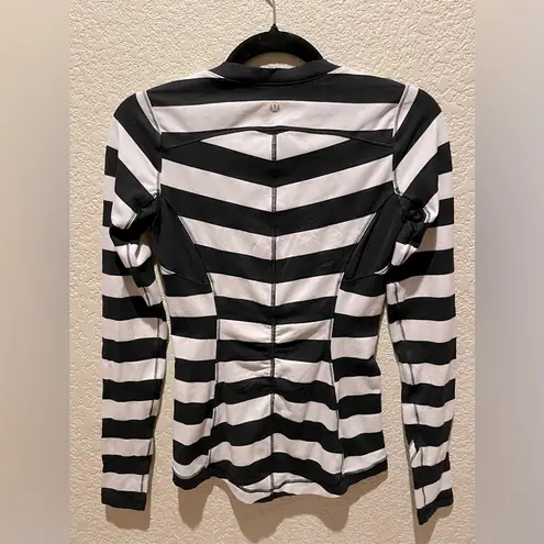 Lululemon  Base Runner Long Sleeve in Straightup Stripe Black White