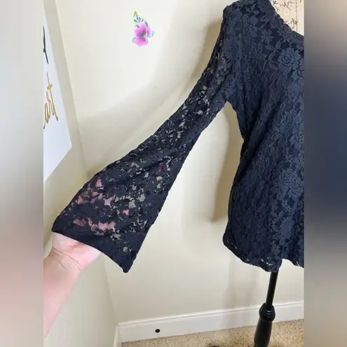 Ivy Jane Black Stretchy Floral Lace Pullover Top with Flare Sleeves Size Medium