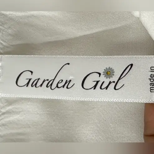 Garden Girl Embroidered Floral Red Blue Green Button Down Sleeveless White Top M Size M