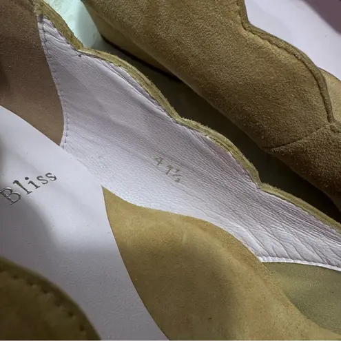 RARE NEW Sole Bliss Women Nova Suede Tan/Cream Scalloped Size 10.5 41 1/2 White