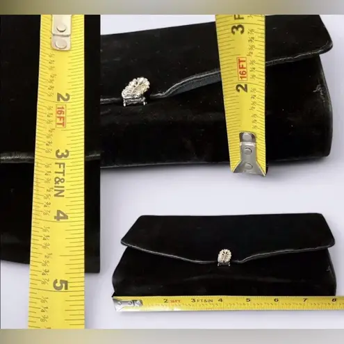 Vintage velvety clutch bad with rhinestone closure Black