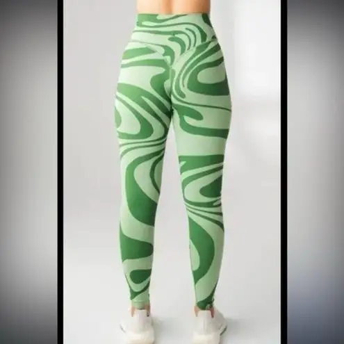 Vitality X Cosmopolitan Ascend Pant Botanical Green
Size Small Green