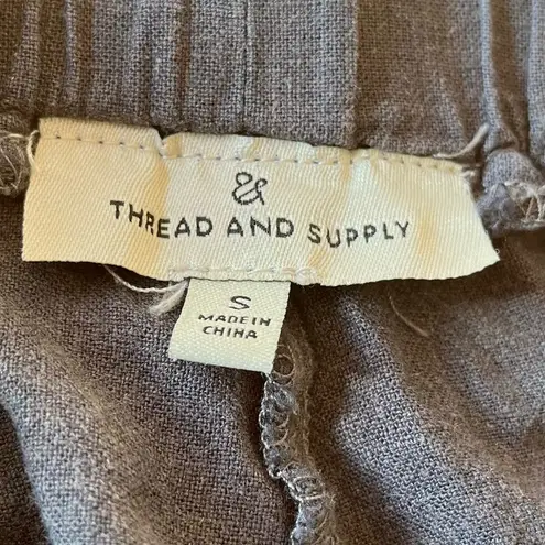 Thread and Supply  linen blend elastic waist shorts, size Small.