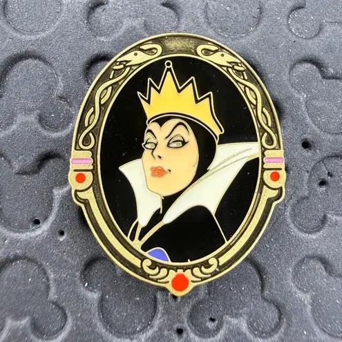 Lounge Fly Disney villains blind box 2020 evil queen in mirror trading pin