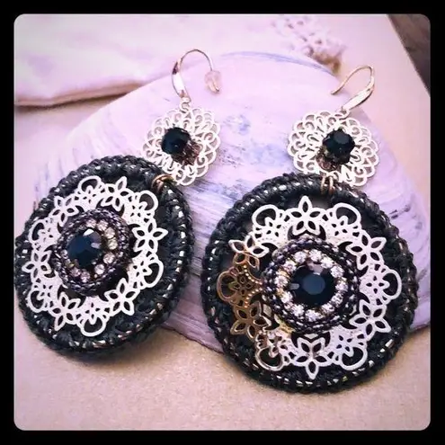 Art of thread, hand made earrings. Dark Green color with gold accents