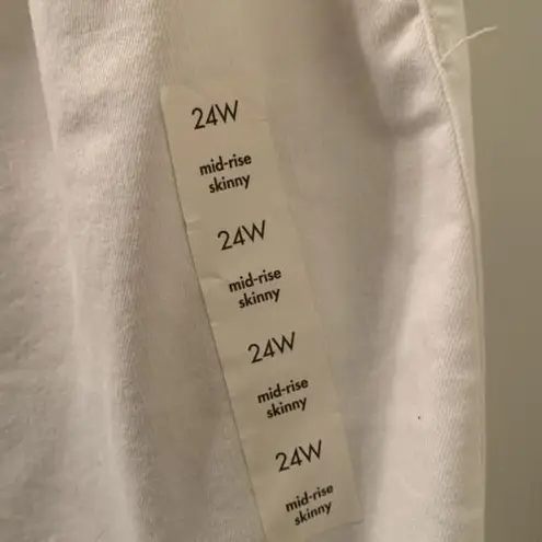 Ava & Viv  Women's Plus White Cut-Off Jeans Skinny Fit Stretch Size 24W