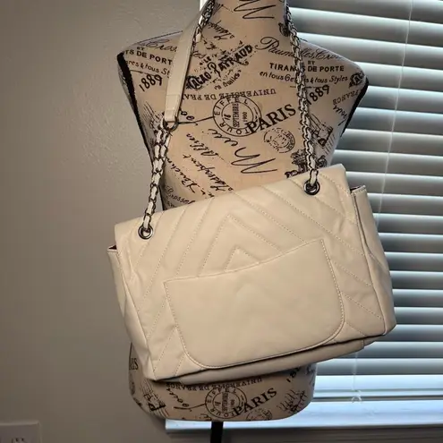 None Elegant Cream Quilted Shoulder Bag