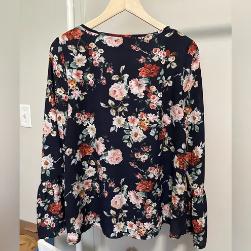 Entro  Navy Floral V-neck Longsleeve Blouse size medium