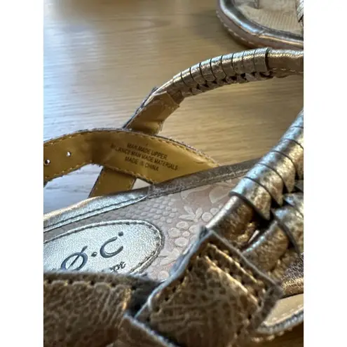 B.O.C Size 6.5 Metallic Gold Thong Casual Sandals With Buckle Closure