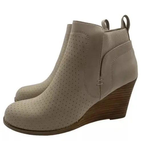 DV by Dolce Vita Gerdy Bootie in Beige Faux Leather Wedge Ankle Boots Size 8