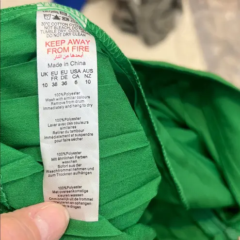 Pretty Little Thing  Vibrant Green Pleated Shorts size 6.