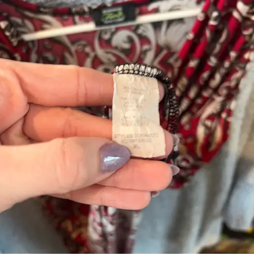Red Sleeveless Blouse with Gold Chain Print all over Size XL