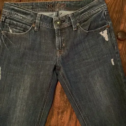 DL1961 Jo Boyfriend Twister Distressed, Low Rise Jeans. Size 25.