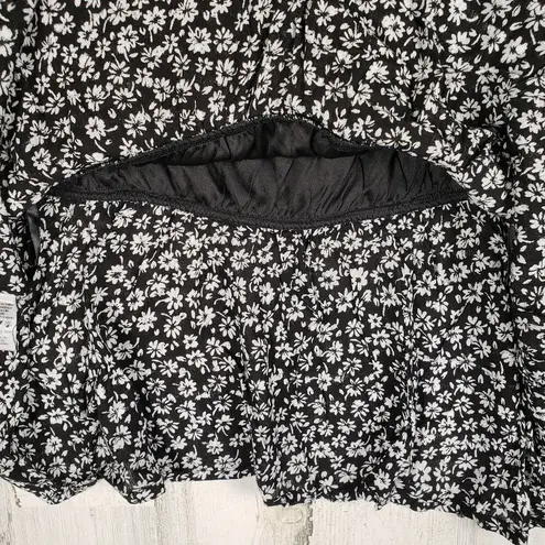 Everleigh NWT Sleeveless Black White Floral Sharkbite Tank Top Size Medium