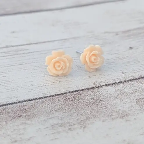 Vintage Stud Earrings Light Peachy Cream Tone Flower Dainty 3/8"