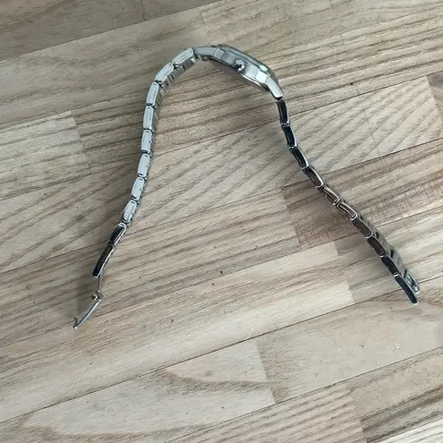 Seiko Ladies Watch Stainless Bracelet Case White Dial New in Box