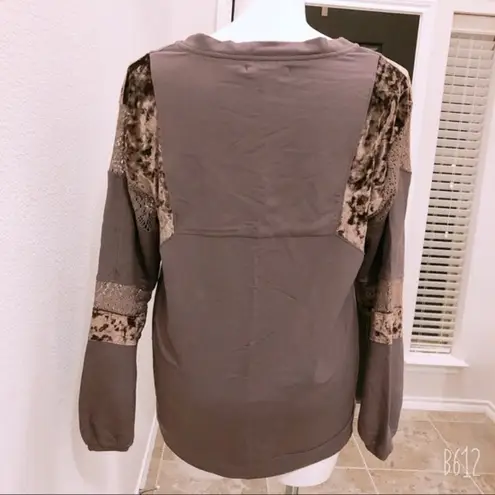 Blu Clover Sweatshirt Velvet & Lace Detail V