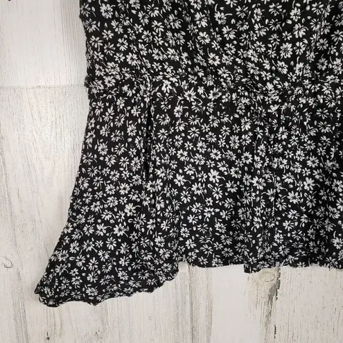 Everleigh NWT Sleeveless Black White Floral Sharkbite Tank Top Size Medium