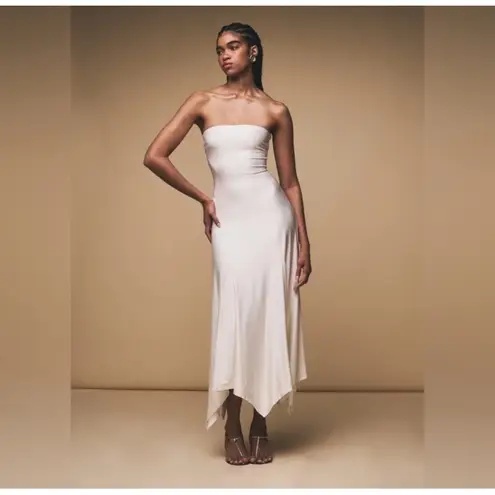 NWT Ser.o.ya Lucia Strapless Maxi Dress
Porcelain Sz Large $398 White