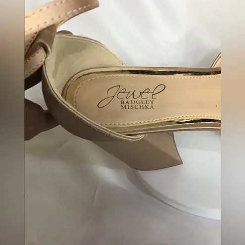 Jewel Badgley Mischka Women Gold Platform Shoes with jeweled buckle Sz. 8 EUC