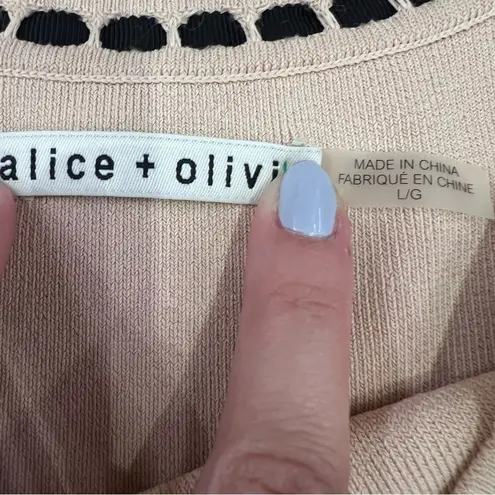 Alice + Olivia Alice Olívia Kuhn Stretch Dress with Black Ribbon.