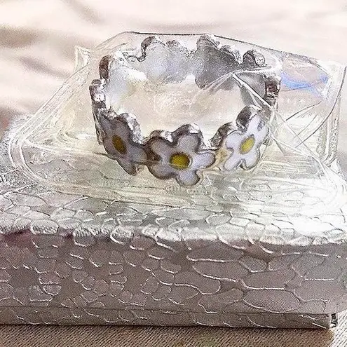 Large White Floral sunflower Thumb band/ring. Silver