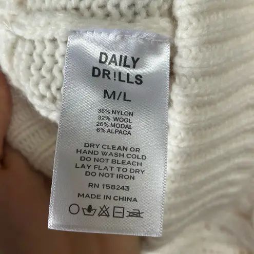 Daily Drills Cable Knit Sweater Shorts in Cream Size Medium/Large Gently Used White