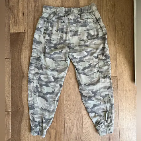 American Eagle  Camo Jogger Size Medium