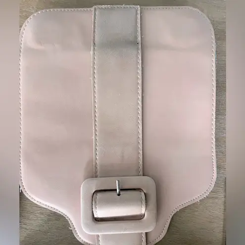 Good condition o pocket with 2 interchangeable flaps and handle. Black