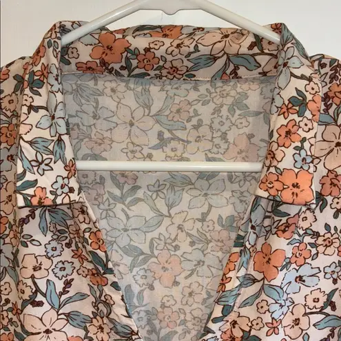 FLORAL BUTTON UP DRESS OR TUNIC TOP
CAN BE WORN WITH A BELT SIZE XL PTP 24” Green