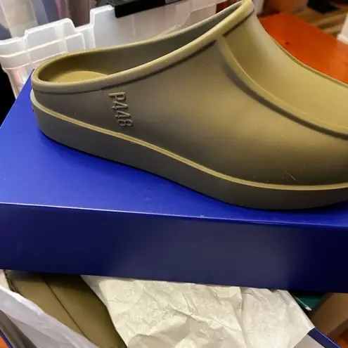 P448 FLO unisex runs small. Fits women’s 9 men’s 8